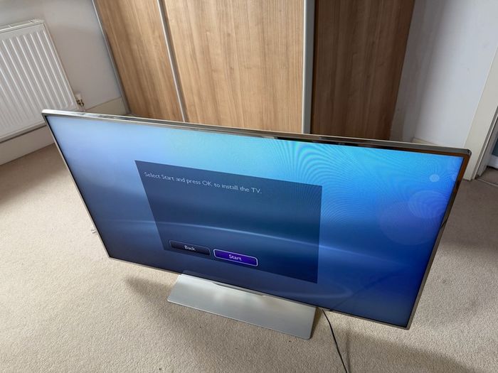 Philips 46 Inch Full HD LED TV Ambilight 3D 46PFL7007T With Remote and Box