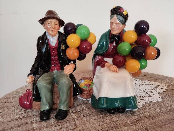 Vintage porcelain figurines family of balloon sellers by Royal Doultot . 85 euro each
