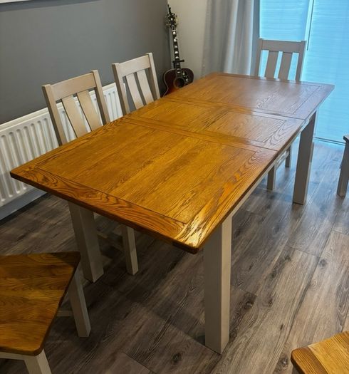 EzLiving Extendable dining table and 6 chairs