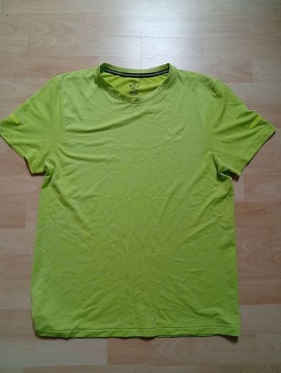 Under Armour T-shirt ((Perfect Size Adult M))