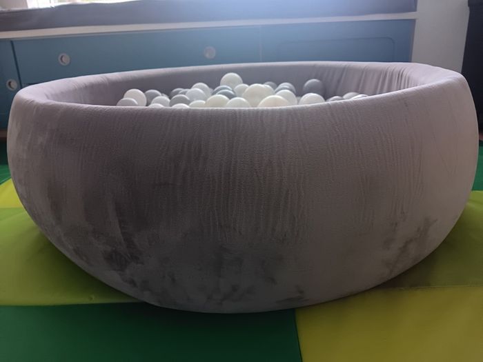 Ball pit with balls