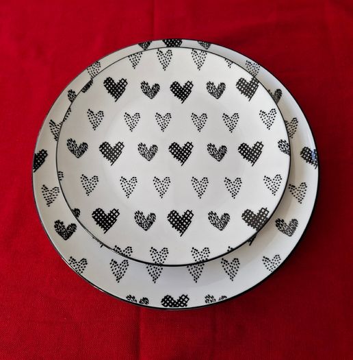 18-piece heart pattern dinner set