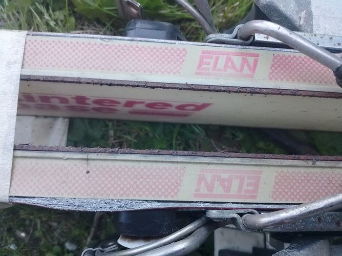Vintage ELAN Carbon Skis with LOOK Bindings