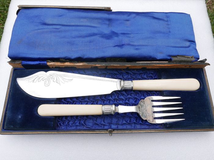 Vintage Art Deco Hallmarked Silver Plated Fish Servers: Sheffield