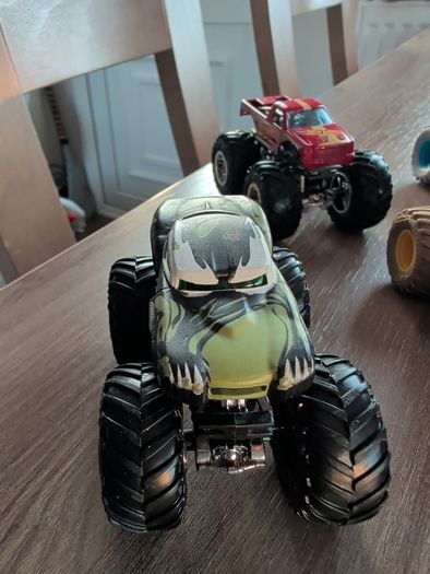Hot wheels Monster mover with 10 Monster trucks
