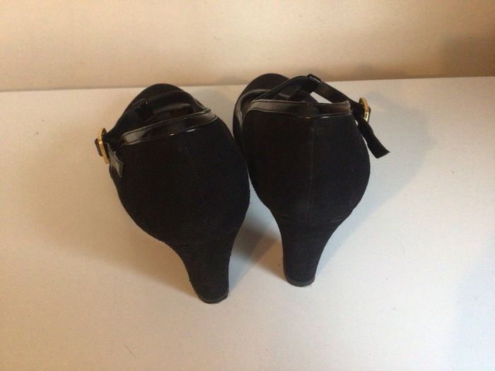 Clarks Ladies Suede Leather Mary Jane Court Shoes Wide Fit size 7.5 E Can Post