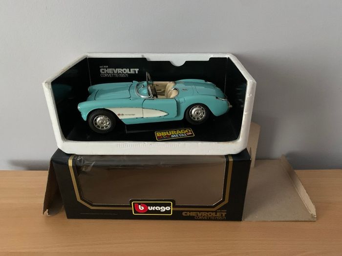 Chevrolet Corvette 1957 1/18 Burago Model Car