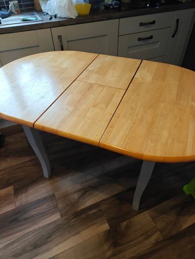 kitchen table (extendable)and 4 chairs
