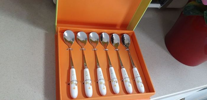 New Aynsley Living Daisy Chain Pastry/Ice Cream Spoons