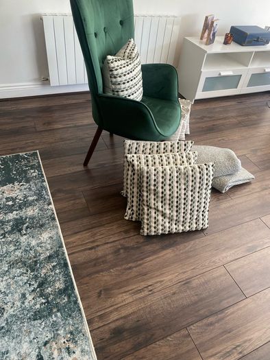 Accent chair / cushions & throws