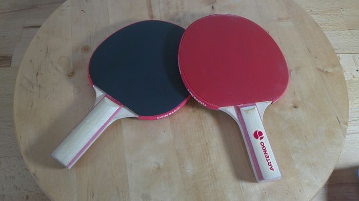 Artengo Rollnet Portable Table Tennis Set | Retractable Net, 2 Bats & 6 Balls very Good Condition