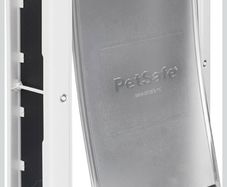 NEW IN BOX PetSafe Plastic Dog and Cat Door, Medium