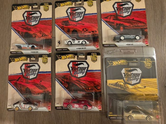 Hot Wheels Vintage Racing Set. Includes Gold Skyline Chase 0/5