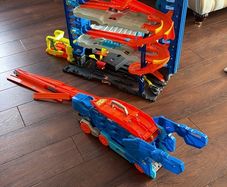 Hot Wheels Ultimate Garage & T-Rex Transporter Bundle
