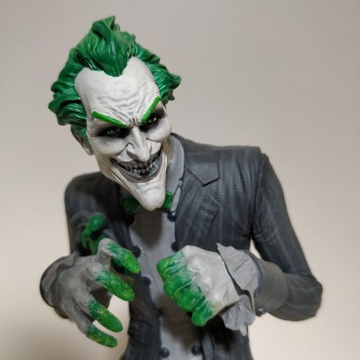 Batman: Arkham City - The Joker Statue