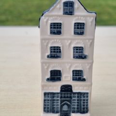 KLM Delft Blue ceramic collector's house, manufactured by Bols