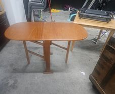 Drop leaf table