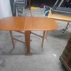 Drop leaf table