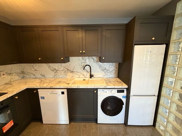 Carpenter Handyman kitchen fitter Flat pack specialist
