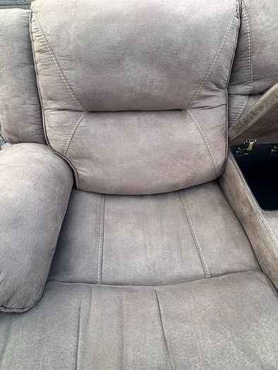 2 seater recliner couch w/ console drink holder