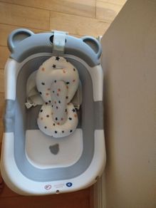 Collapsible baby bath tub with floating cushion