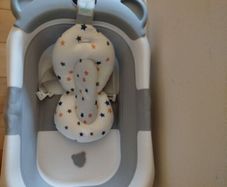 Collapsible baby bath tub with floating cushion