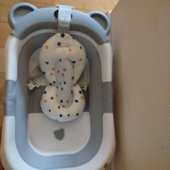 Collapsible baby bath tub with floating cushion