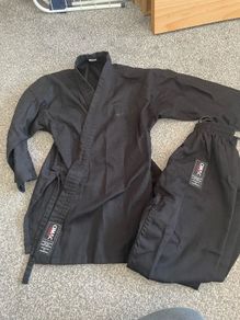 Kids black karate suit age 6-7