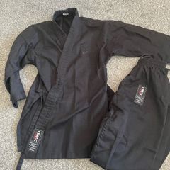 Kids black karate suit age 6-7