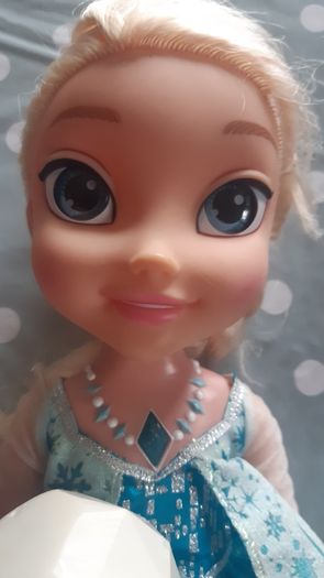 Singing Elsa with microphone