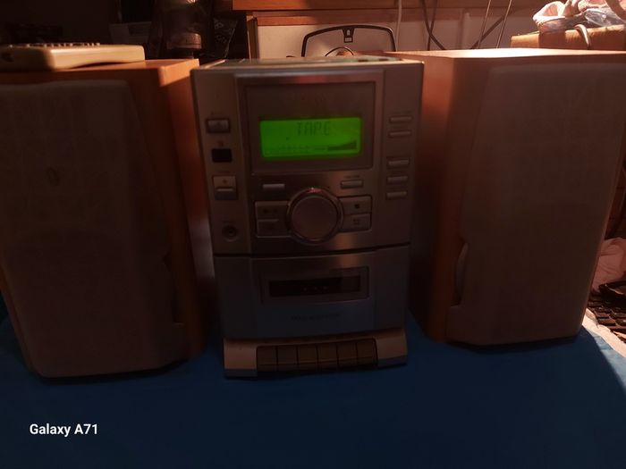 Sanyo Mini HiFi System, Radio, CD and Tape Cassette, Model DC-DA100, with 2 Sanyo Speakers, and Remote Control