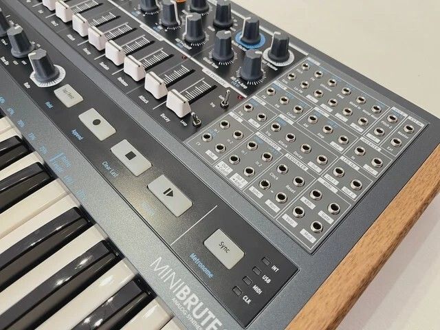 Arturia Minibrute 2