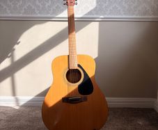 Yamaha Guitar & Stand