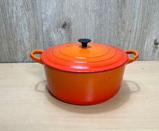 Le Creuset Cast Round Iron Casserole Dutch Pot & Lid 22cm Size D Volcanic Orange
