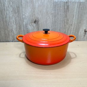 Le Creuset Cast Round Iron Casserole Dutch Pot & Lid 22cm Size D Volcanic Orange