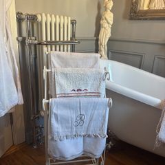 Free standing metal towel/blanket rail.