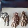 2 curtain holders and decorative wall accessories Image 2