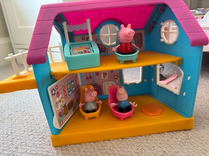 Peppa Pig Shop with chairs and figures