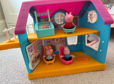 Peppa Pig Shop with chairs and figures