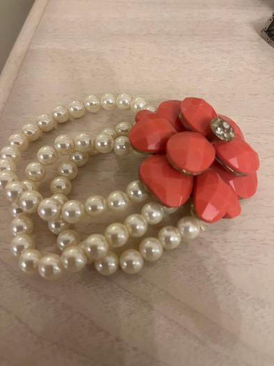 Pearl bracelet with rose