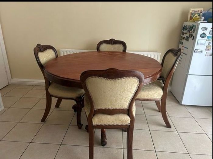 Round dining table and 6 chairs