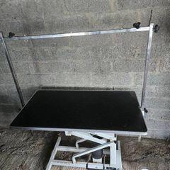 Dog grooming table