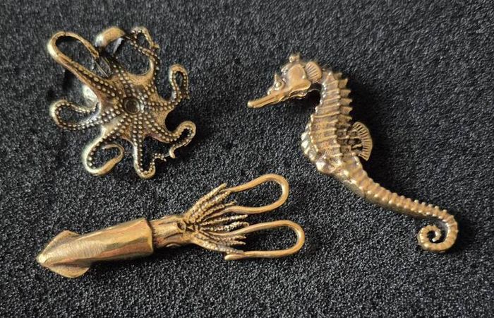 3 brass animals, Solid brass.