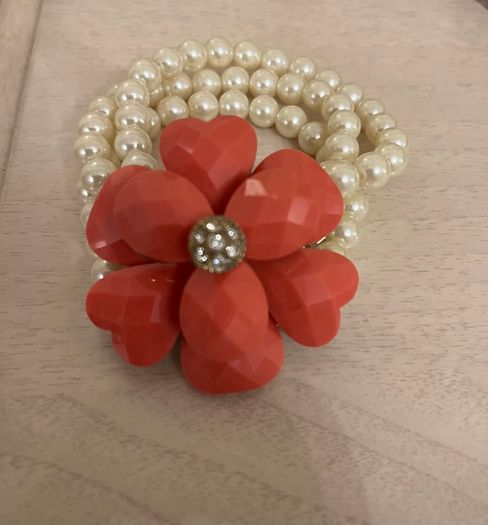 Pearl bracelet with rose