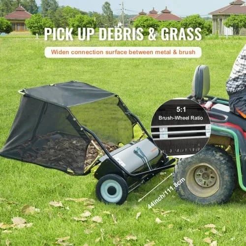 Tow Behind Lawn Sweeper, 111.7 cm Pull Behind Lawn Sweeper, 25 cu. ft Large Capacity Leaf & Grass Collector, Heavy Duty Garden Sweeper with Adjustable Sweeping Height for Yard, Lawn, Farm