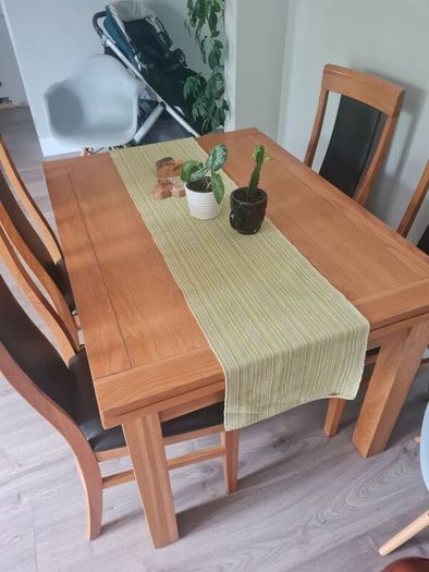 kitchen wooden table extendable in VGC with leather chairs