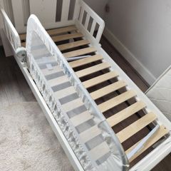 Toddler bed (no matress) and guard bed