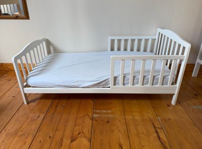 Toddler bed