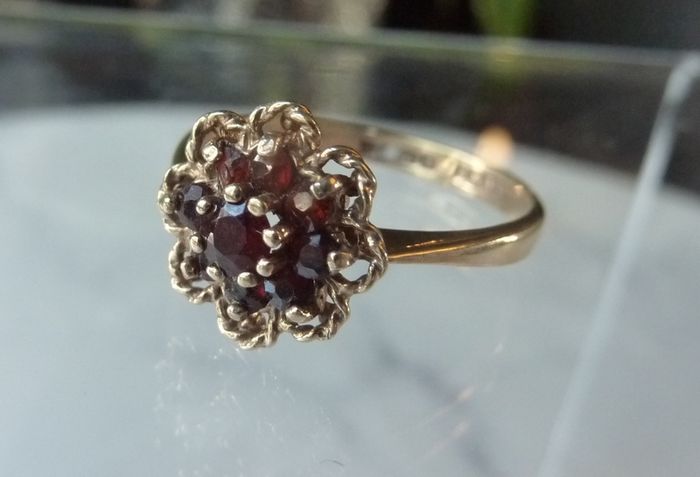 9ct Gold Garnet Cluster Flowerhead Ring, Rope Twist, Birmingham 1977, Size O, 1.96g