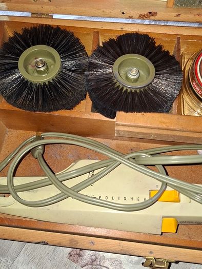 2 Vintage mid-20th-century Electric Shoe Polisher Kit Housed in a Wooden Storage Box. Postage Available or Collection PRICE IS FOR 1 ONLY